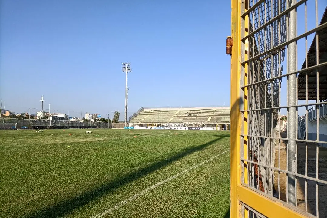I cancelli dello stadio Nespoli di Olbia (foto Ilenia Giagnoni)