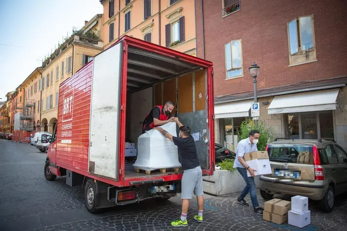 Un corriere (Ansa)