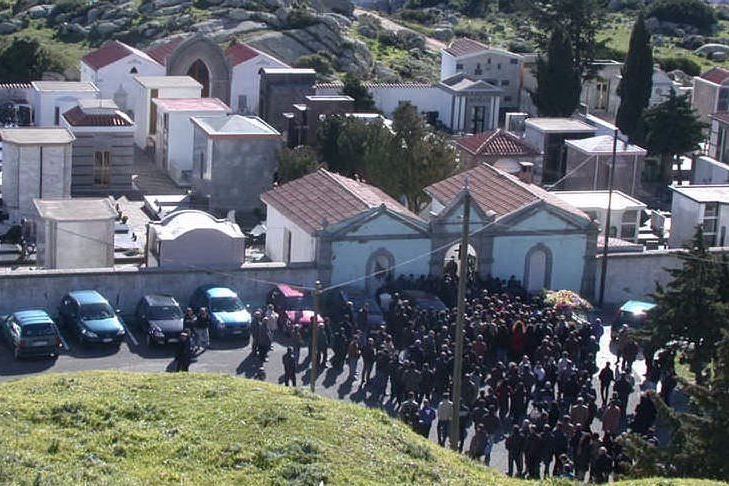 Un funerale a Orune dopo un delitto di faida (foto archivio L'Unione Sarda)