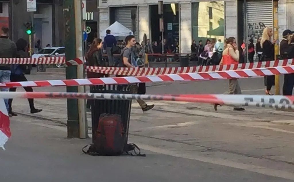 Allarme bomba in centro a Milano per uno zaino lasciato in via Orefici