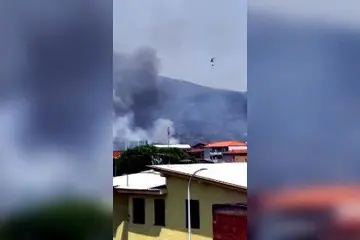 Incendio a Domusnovas: elicotteri e canadair in volo