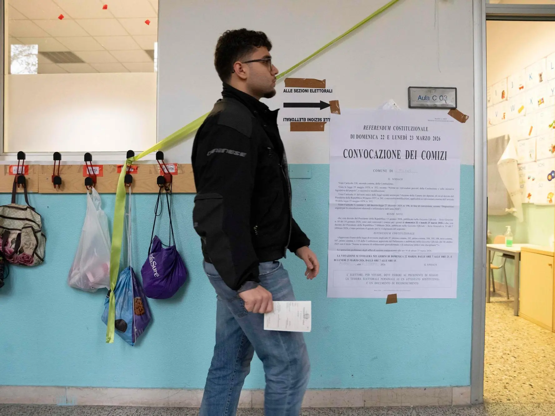 Un elettore neo maggiorenne vota in un seggio elettorale per il Referendum sulla riforma della Giustizia, a Milano, 22 marzo 2026. ANSA/ ANDREA FASANI