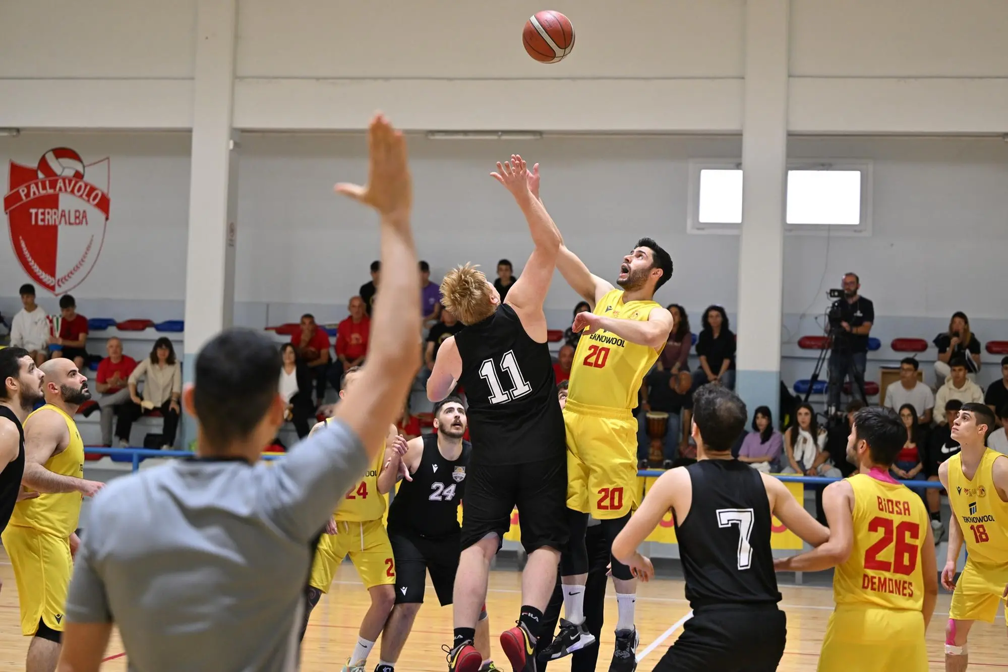 Palla a due tra Demones Ozieri e Basket Iglesias, due delle squadre al via del prossimo torneo (foto concessa da Andrea Chiaramida)