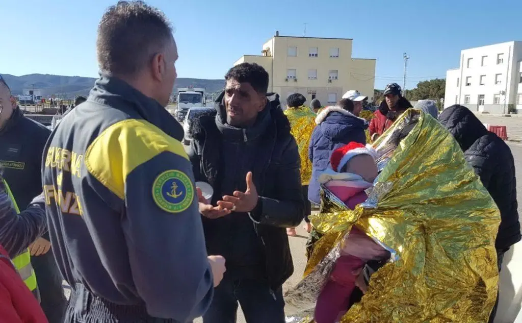 Sbarco di migranti a Sant'Antioco, tra loro anche una bimba di 7 mesi
