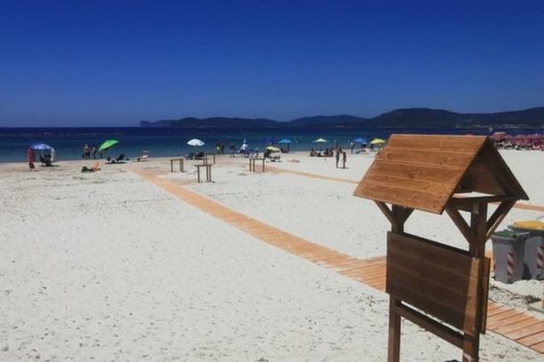 Alghero, la spiaggia di San Giovanni attrezzata per disabili (foto Ansa)