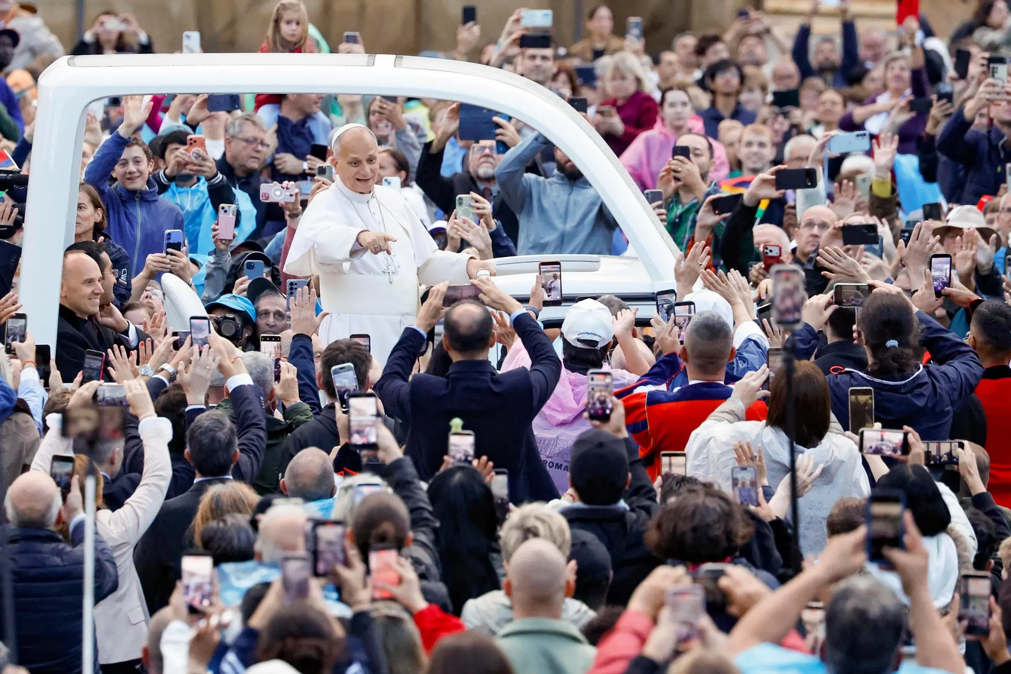 Papa Leone in Piazza San Pietro (foto Ansa)