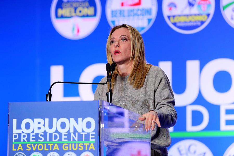Meloni a Bari: «La sinistra è supponente, ascolto solo il popolo». Salvini annuncia il Dl migranti