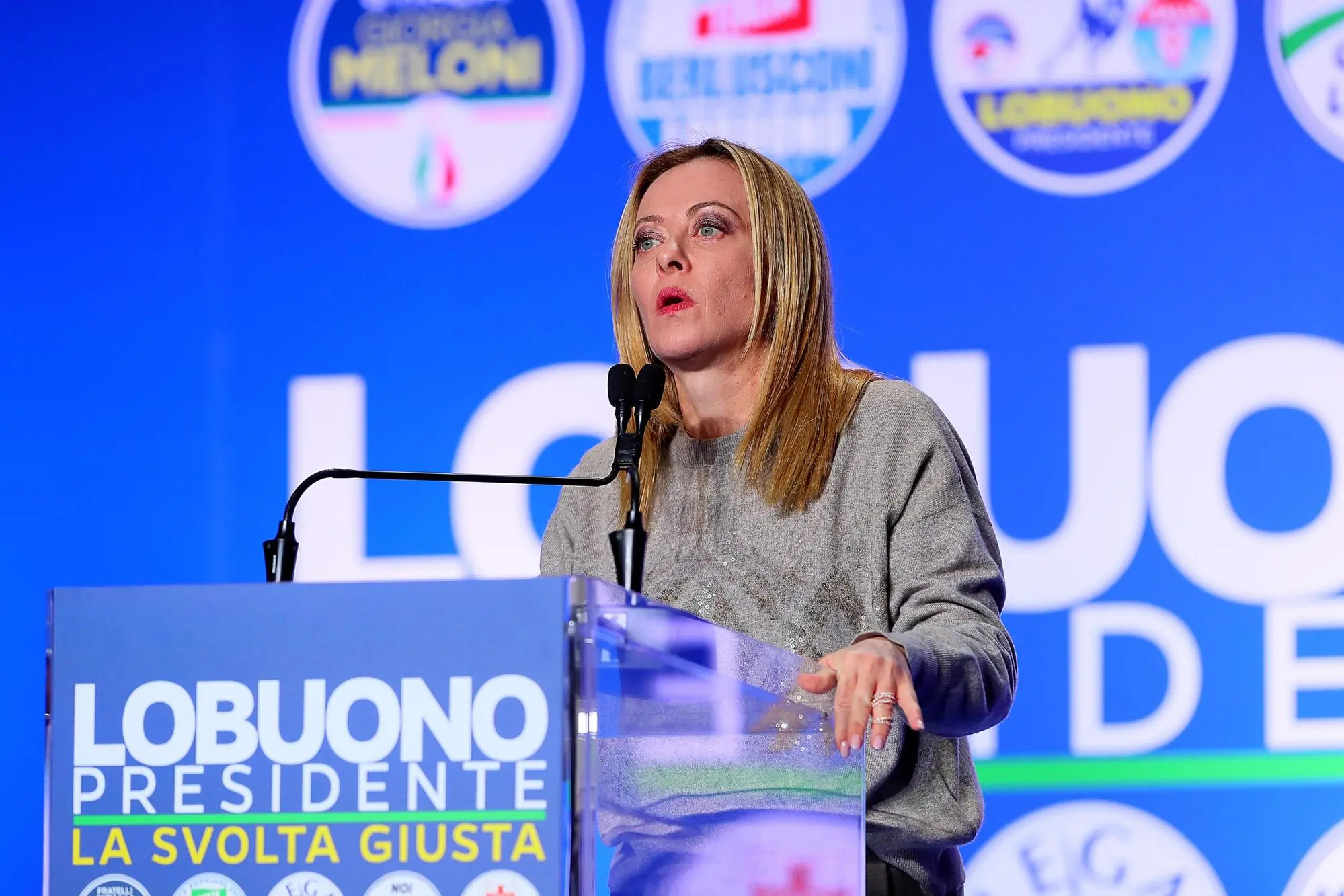 La presidente del Consiglio, Giorgia Meloni, a sostegno del candidato alla Presidenza della Puglia Luigi Lobuono, in vista delle Regionali, 10 novembre 2025. ANSA / DONATO FASANO