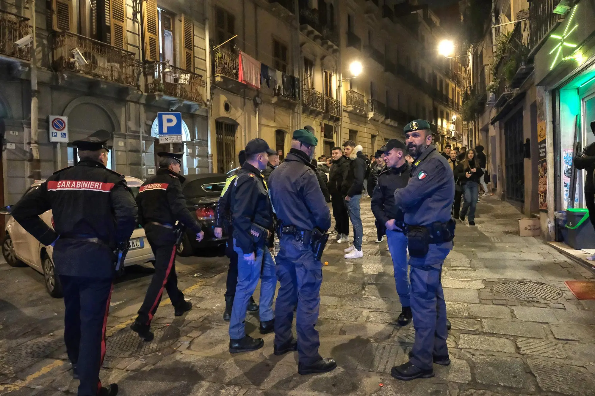 13 01 24 cagliari quartiere marina controlli delle forze dell'ordine - foto giuseppe ungari