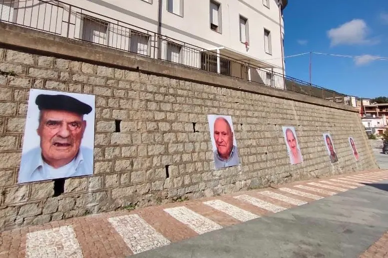 Le foto degli anziani, opera di Oliviero Toscani, che erano state esposte al centro di Arzana (Archivio L'Unione Sarda)