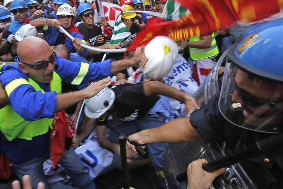 Scontri a Roma tra manifestanti e polizia