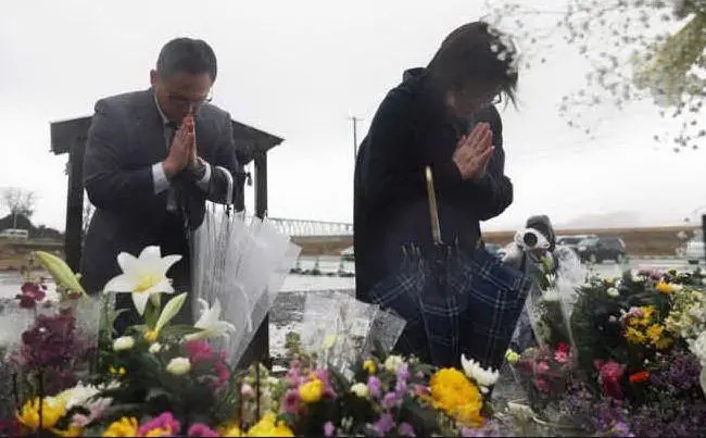 Commemorazione delle vittime di Fukuschima in un anniversario (Ansa)