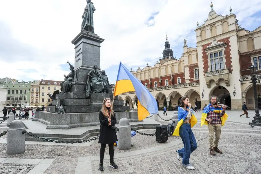 Le bandiere in piazza a Cracovia (L'Unione Sarda - Cucca)