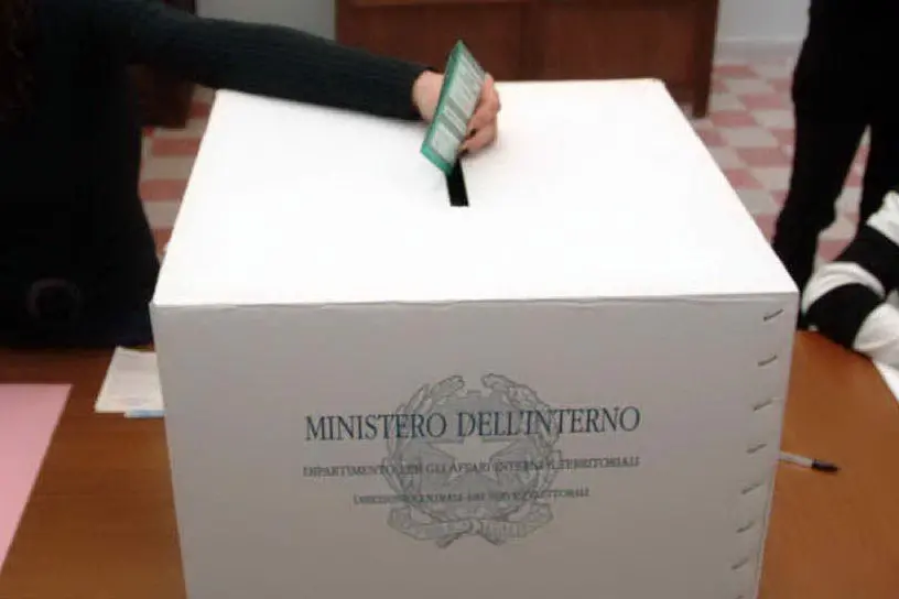 Operazioni di voto (Archivio L'Unione Sarda)