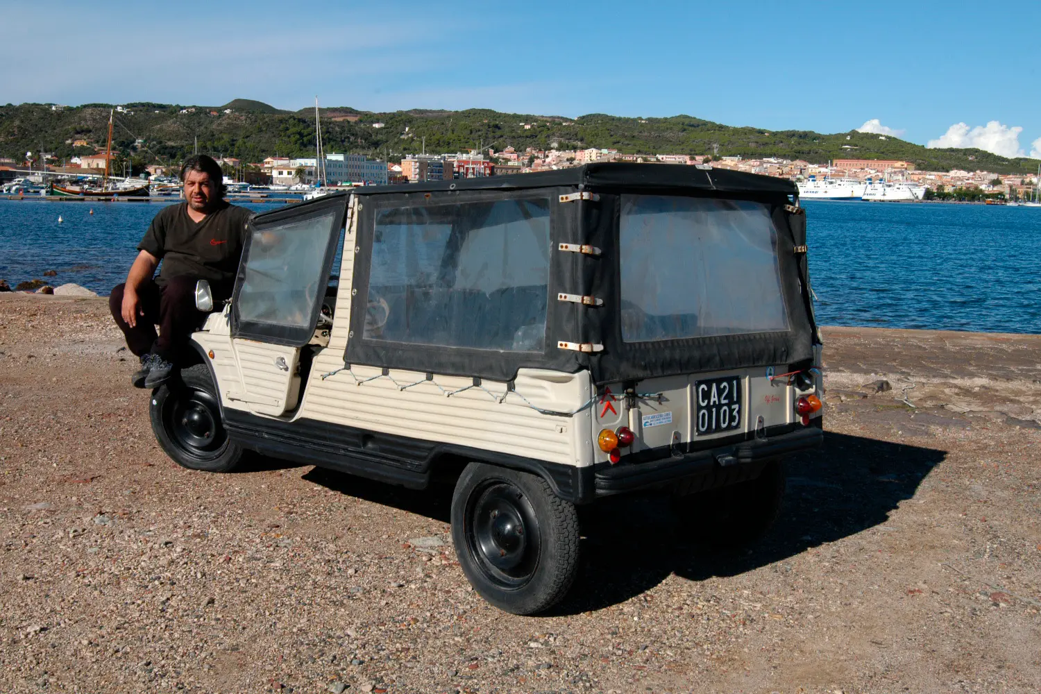 Una Citroen Mehari nel porto di Carloforte