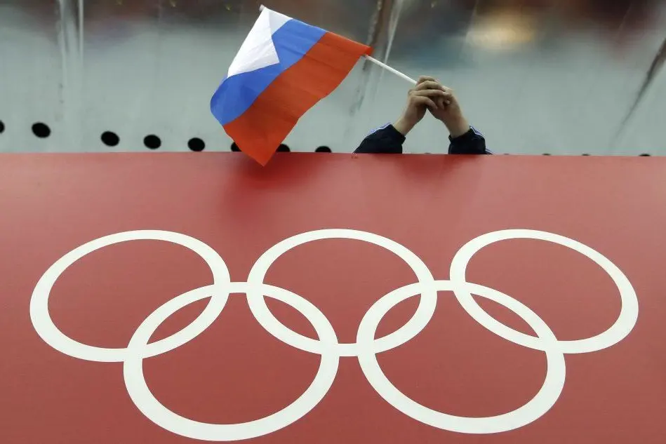 La bandiera russa e i cinque cerchi olimpici