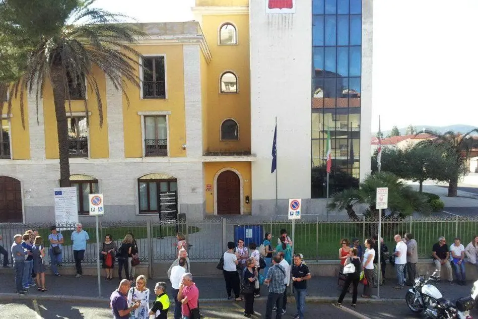 Iglesias, Municipio chiuso e gente in strada