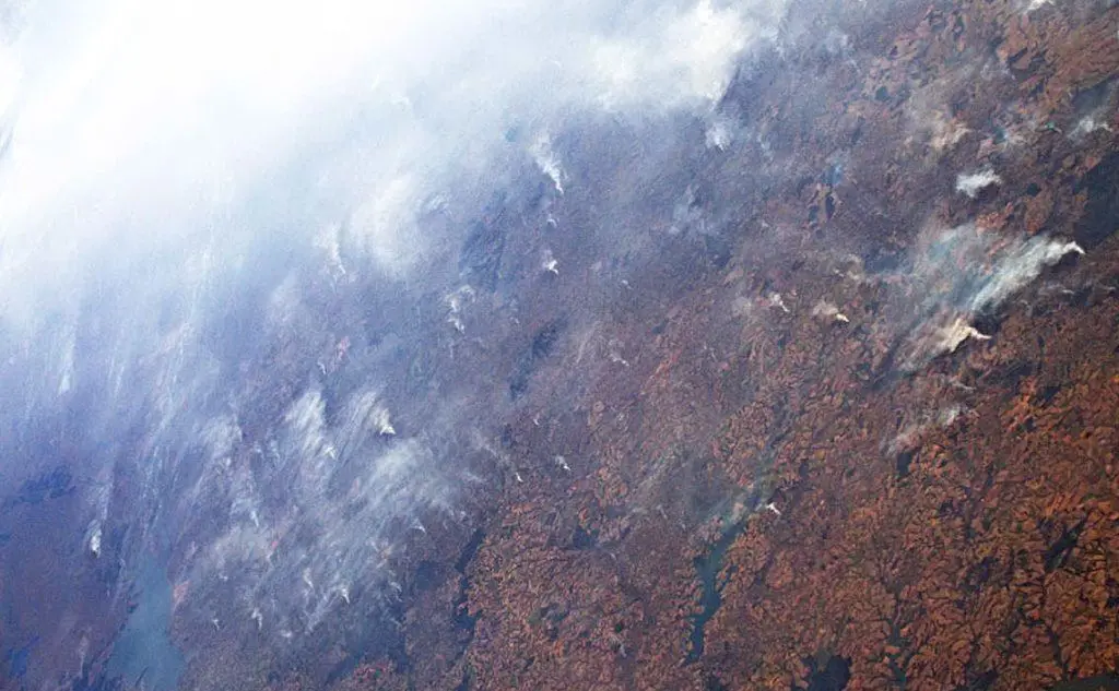 Anche in questo scatto, chiaramente visibili i numerosi focolai in atto (foto @Esa)