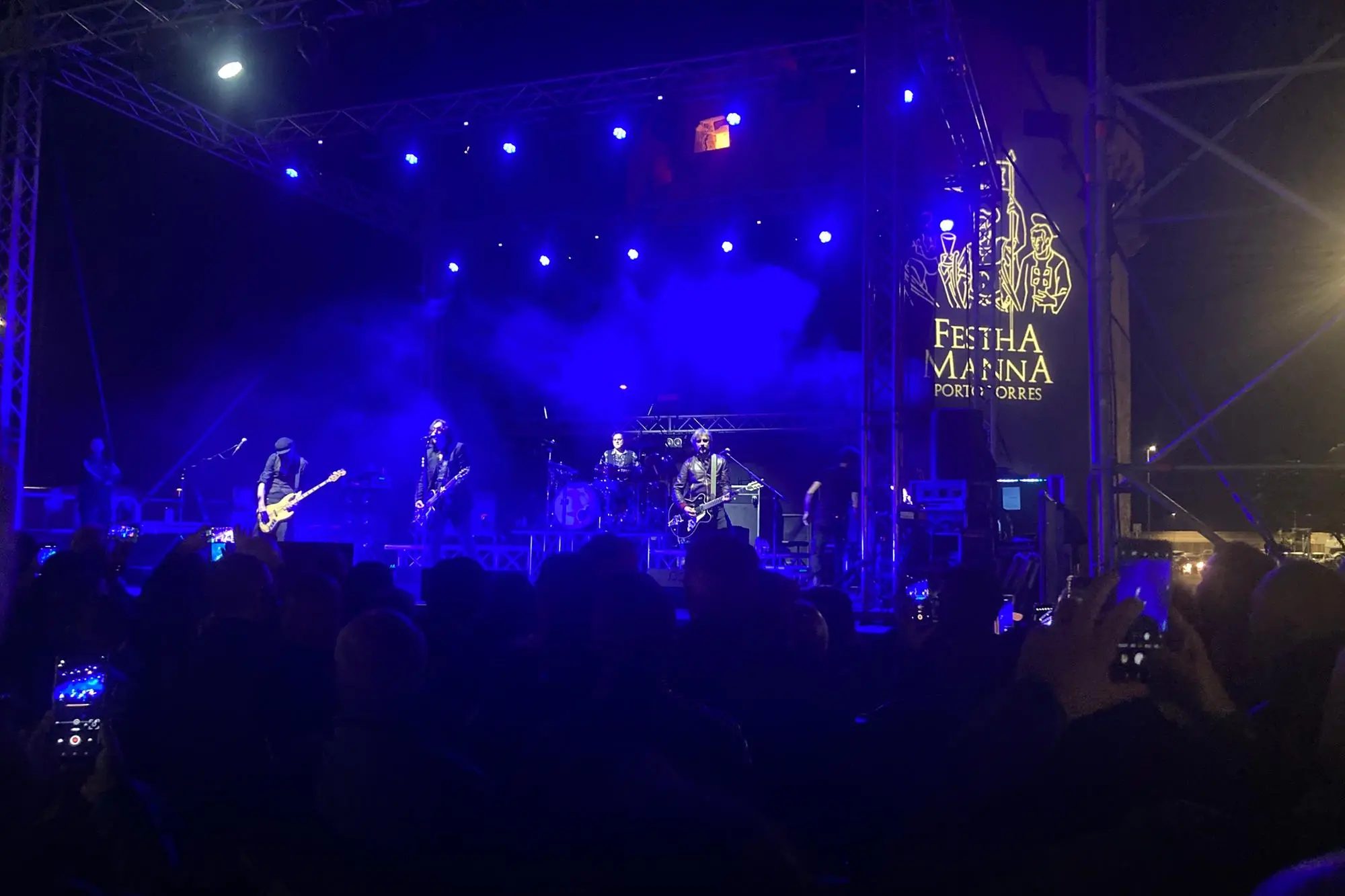 La band Le Vibrazioni sul palco ai piedi della Torre (foto Pala)