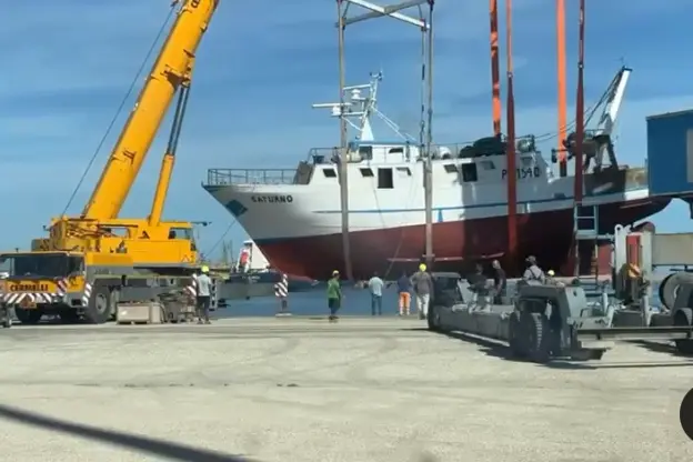 Il ritorno in mare del peschereccio Saturno a Porto Torres (foto concessa)