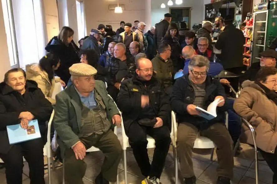 Il pubblico alla presentazione del libro di Erriu