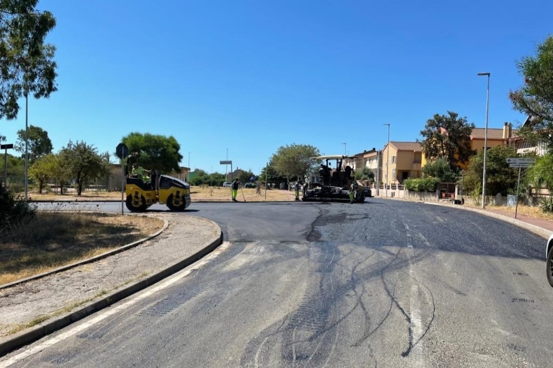 La posa del nuovo asfalto a Carbonia (foto L'Unione Sarda - Scano)