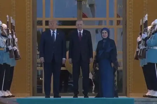 Nato, Meloni ritarda alla cena di Erdogan. Il colloquio con Zelensky