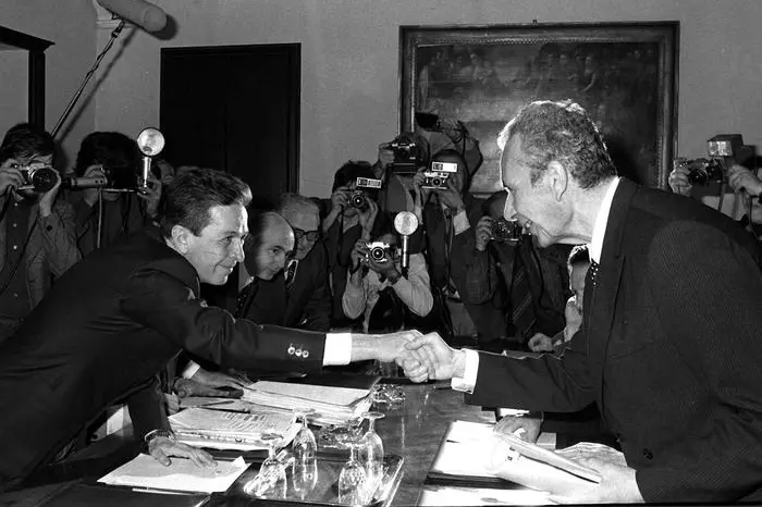 Stretta di mano Moro-Berlinguer, fu proprio per il compromesso storico con il Pci che il segretario della Dc fu ucciso