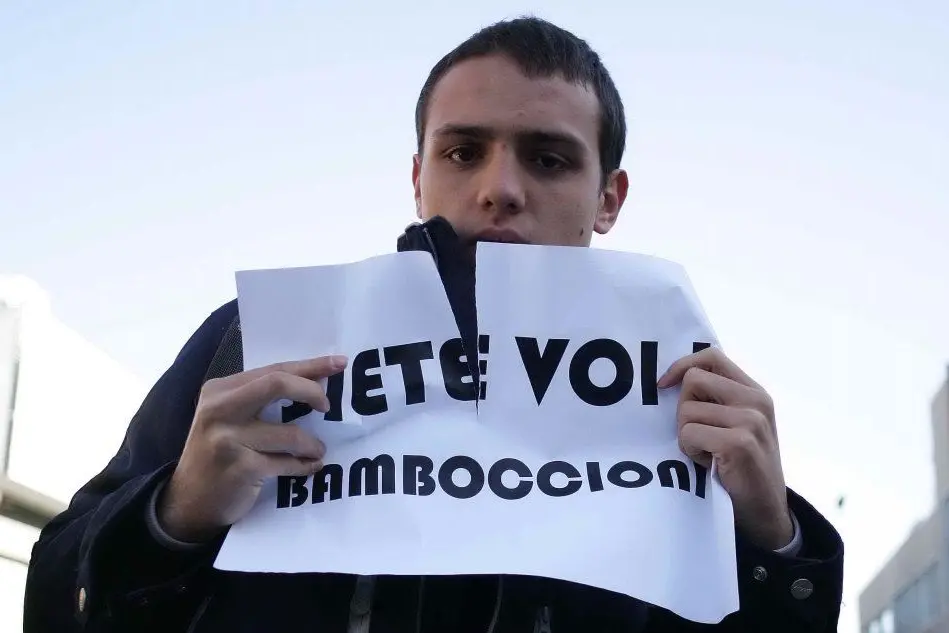 Una manifestazione studentesca contro l'allora ministro Padoa Schioppa, che fu molto criticato per aver utilizzato il termine bamboccioni (Ansa)