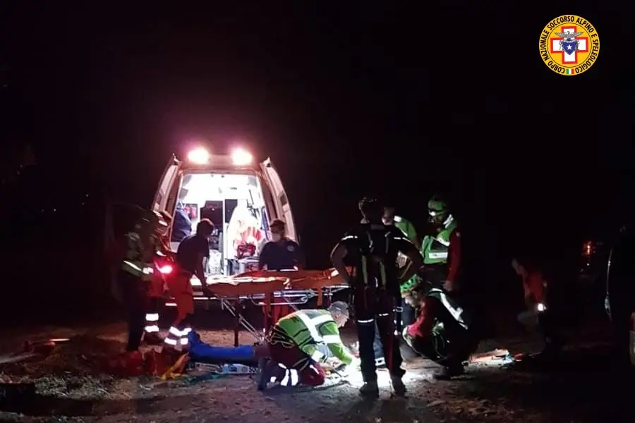 Le operazioni di salvataggio (foto Soccorso alpino)