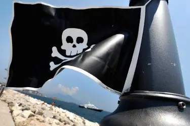 Un gioco da ragazzi: una bandiera dei pirati issata sul lungomare di Napoli