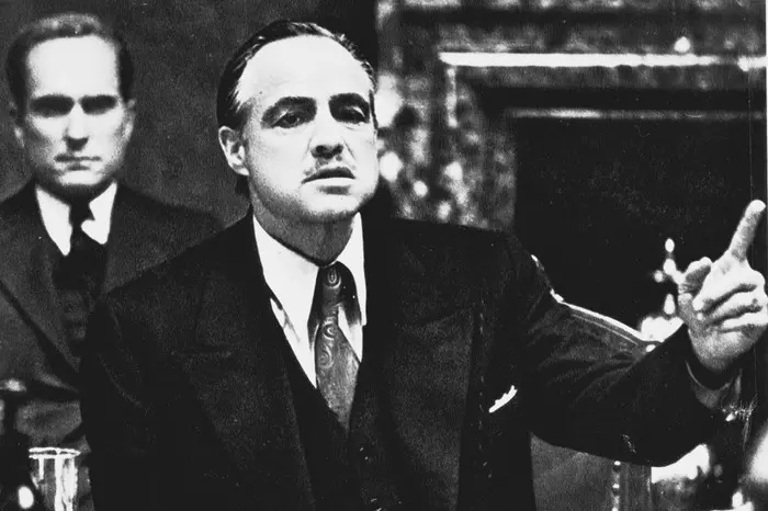 Un'immagine di Marlon Brando nei panni di Don Vito Corleone, protagonista della prima parte della trilogia