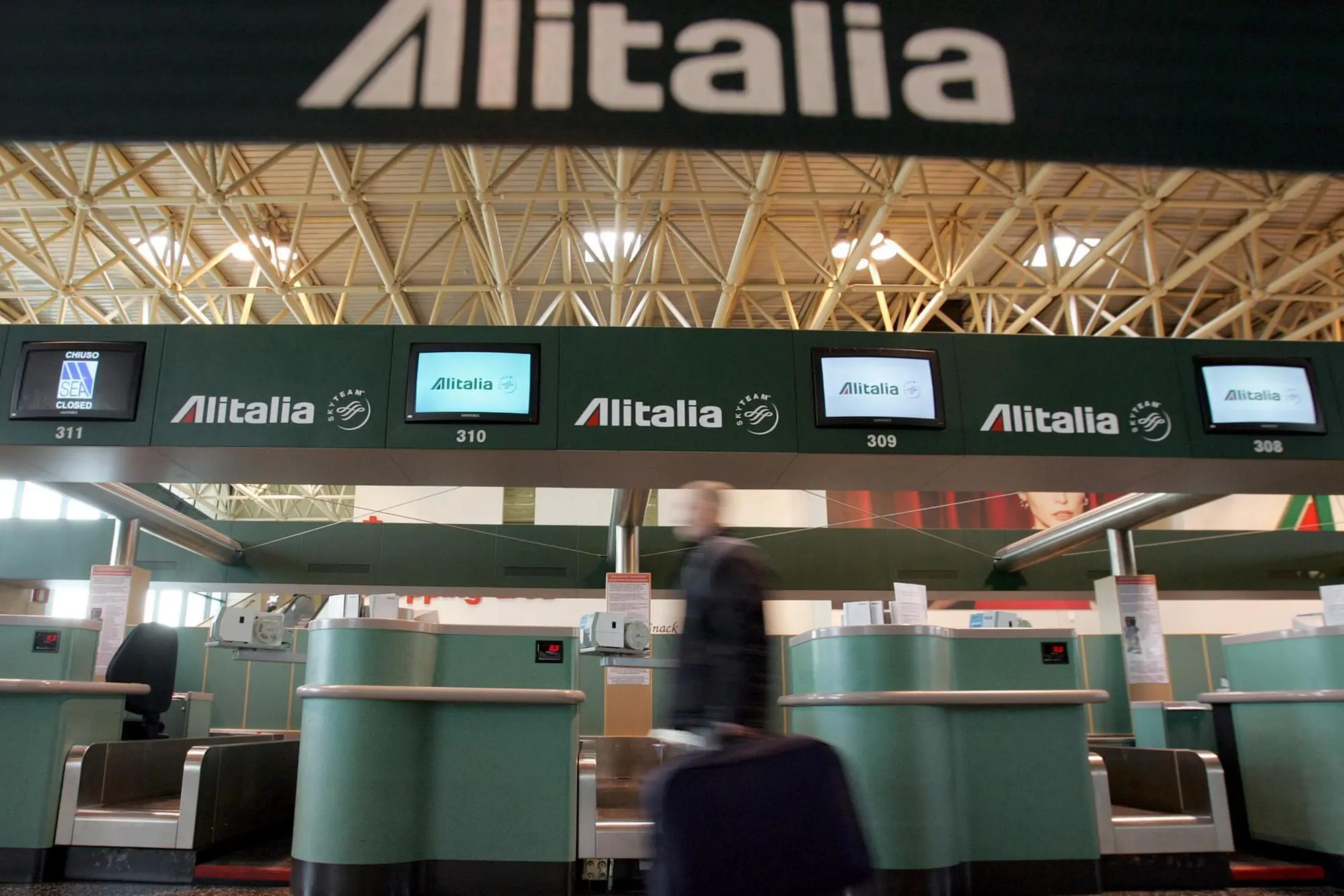I desk di Alitalia all'aereporto di Malpensa in un'immagine di archivio