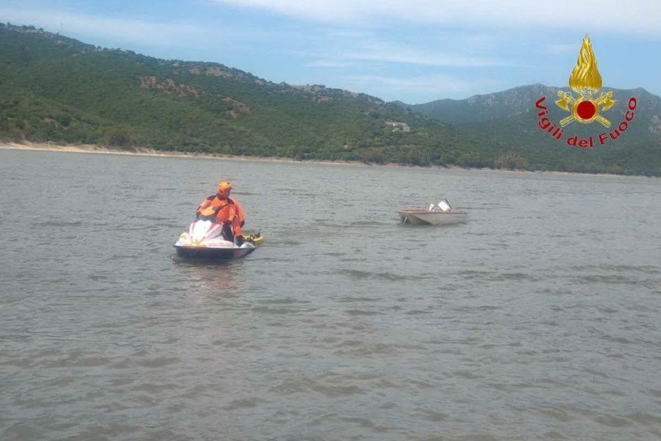 Barca si ribalta nel Coghinas: un uomo muore annegato