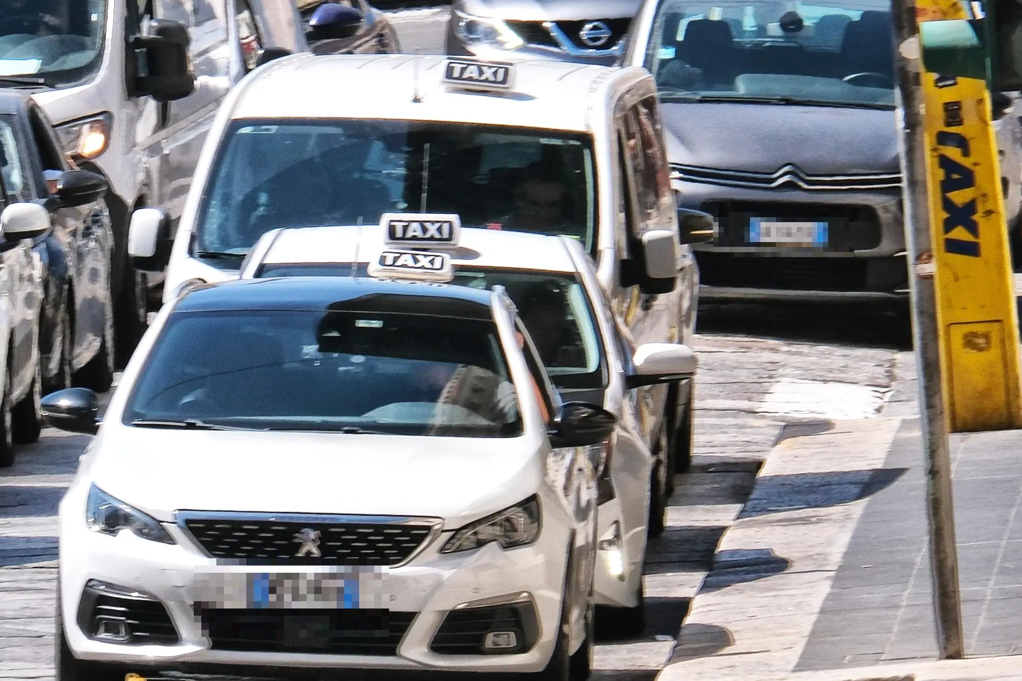 Taxi in piazza Matteotti (Foto Giuseppe Ungari)