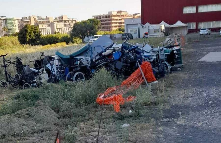 Carrozzine  e letti sul retro dell’ospedale