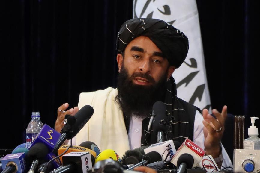 Zabihullah Mujahid, portavoce dei talebani, in conferenza stampa (foto Ansa/Epa)