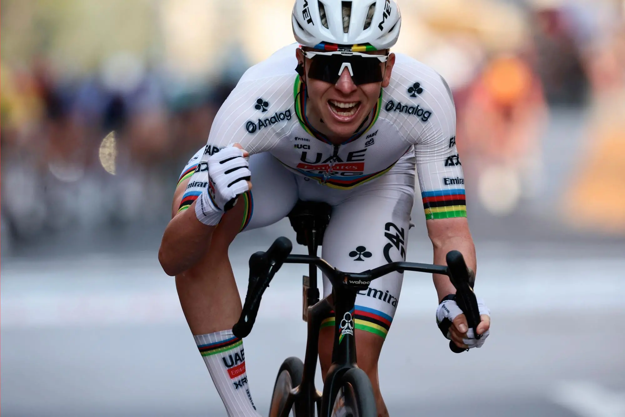 Tadej Pogacar esulta al traguardo della Milano-Sanremo 2026