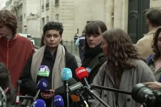 Francia, universitari e liceali in pressing sul governo