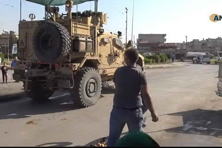 &quot;Traditori&quot;, i curdi lanciano patate e sassi contro i convogli Usa in ritirata