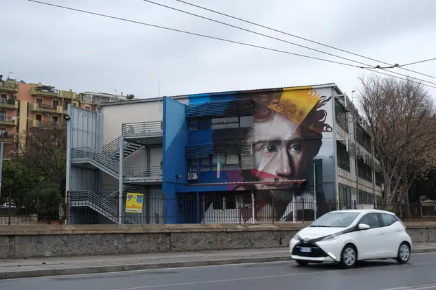 La scuola di viale Marconi con il murale di Manu Invisibile (Archivio-Ungari)