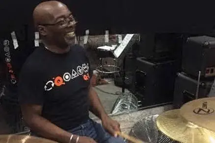 Il batterista Andy Anderson in un'immagine diffusa sulla sua pagina Facebook