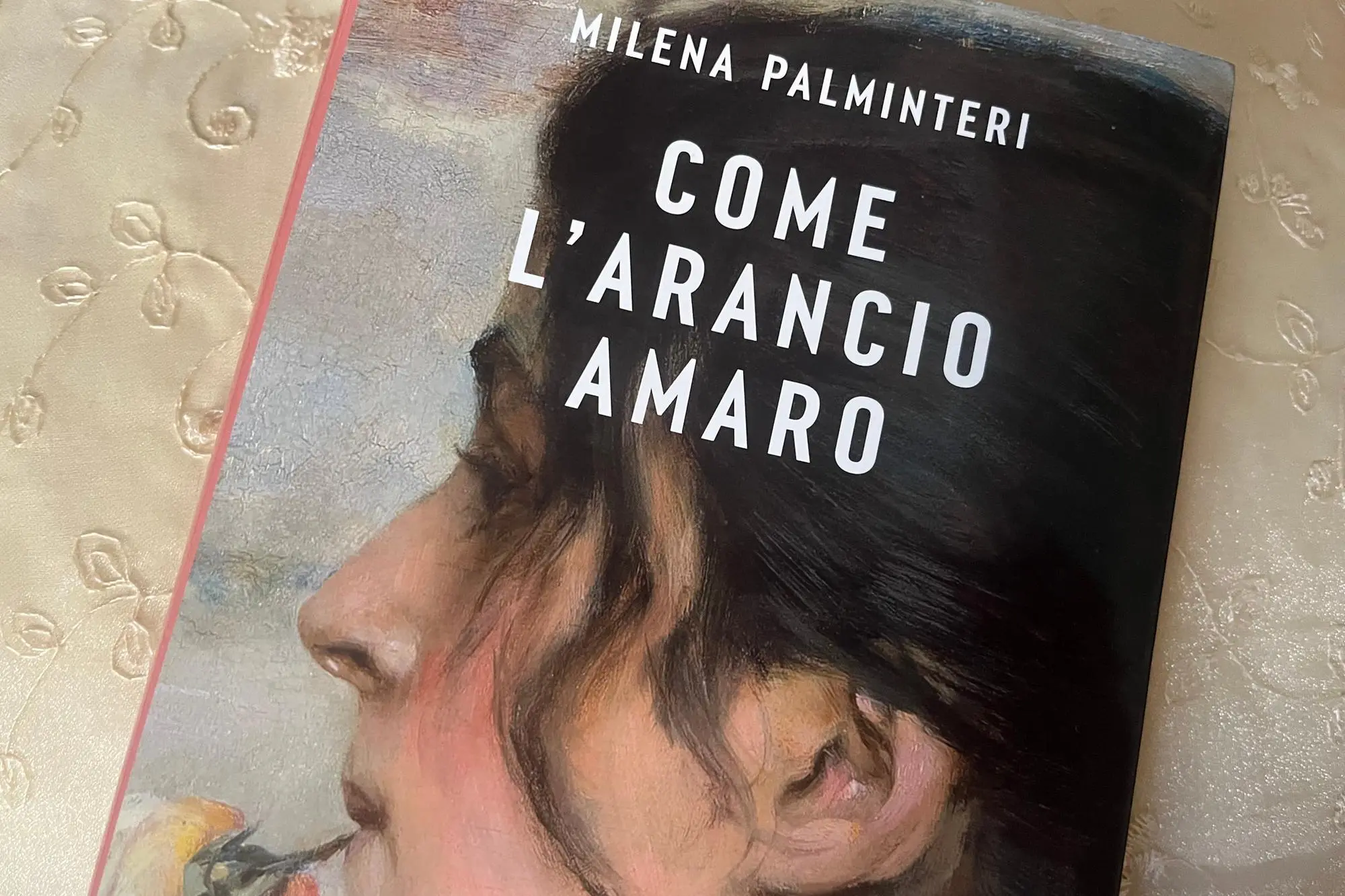 La copertina del libro "come l'arancio amaro" (foto V. Pinna)