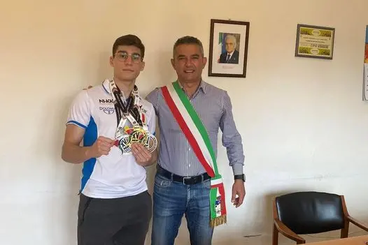 Tatti col sindaco Puddu (foto Serreli)