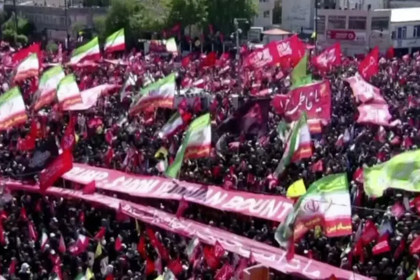 "A morte Trump": una folla immensa a Mashad per inumazione di Khamenei