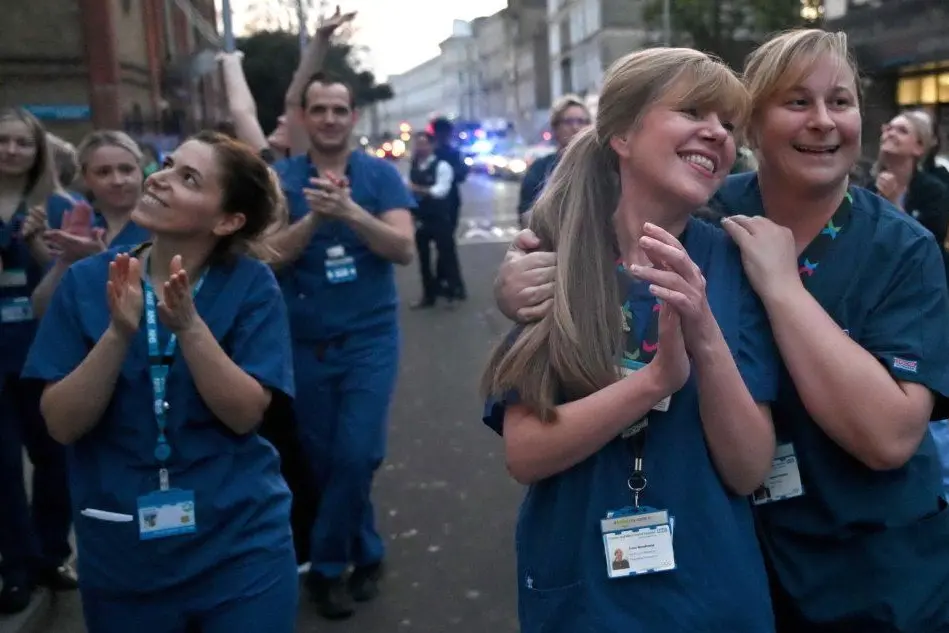 A Londra medici e infermieri inglesi applauditi da forze dell'ordine e cittadini