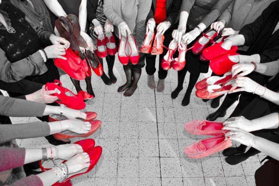 Scarpe rosse, simbolo contro la violenza sulle donne (Ansa)