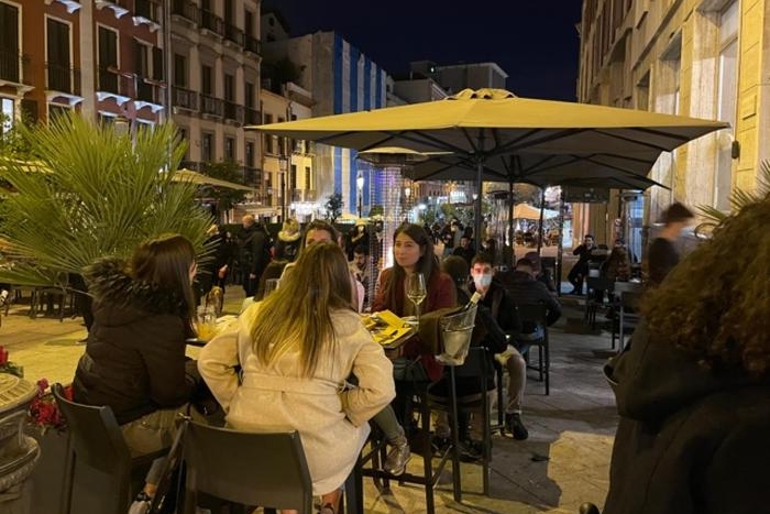 Tavolini all'aperto a Cagliari, autorizzazioni sino a marzo
