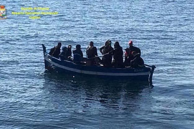 Decine di migranti sbarcati in Sardegna in poche ore