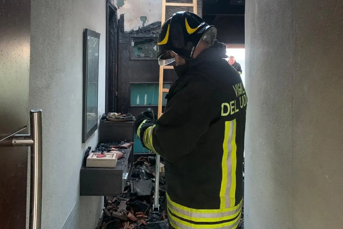 Appartamento in fiamme a Cala Gonone (foto vigili del fuoco)